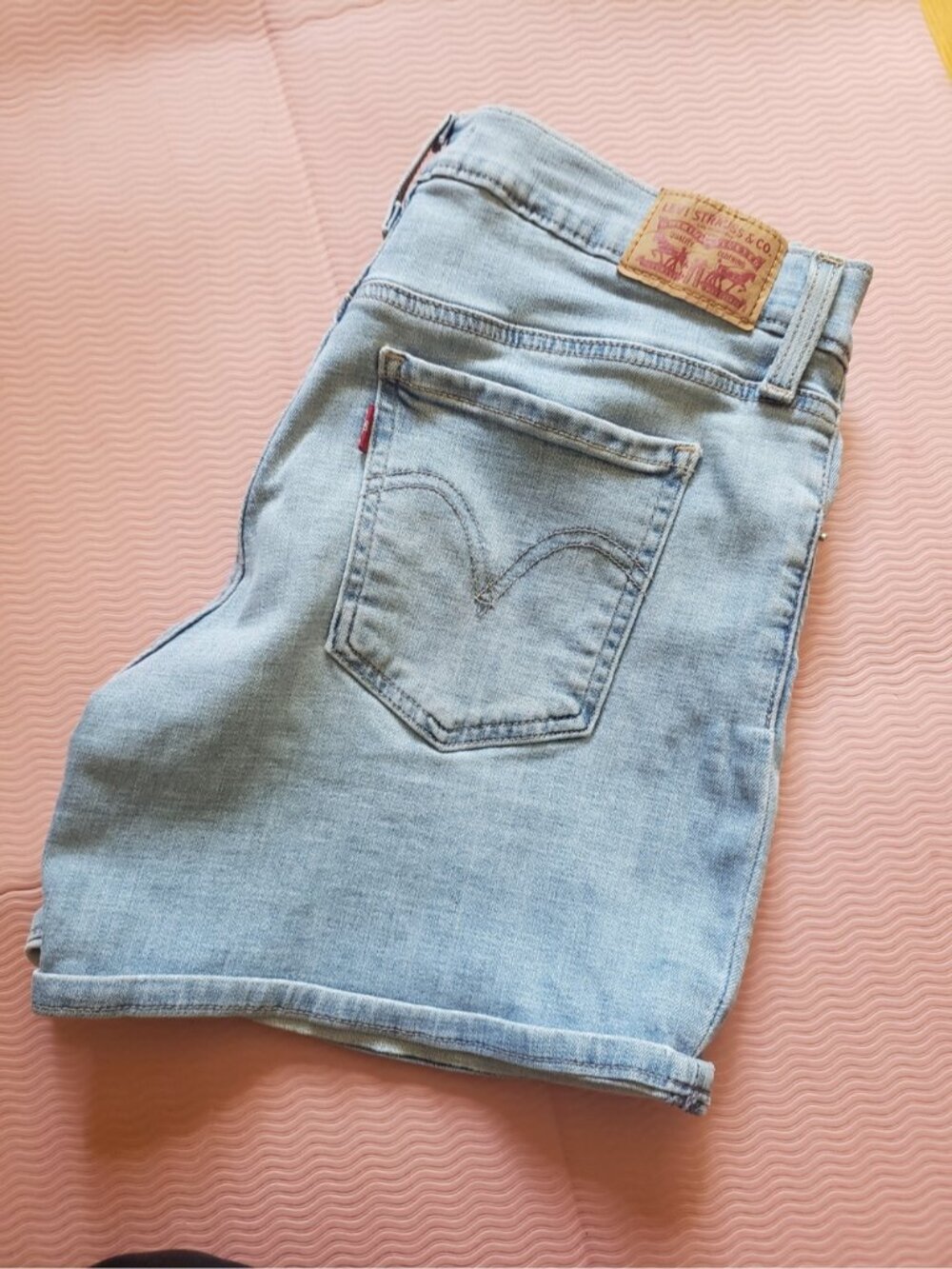 Levi's Women's Mid-Length Denim Shorts Light Wash Size 30 Classic Casual Summer - Picture 6 of 16
